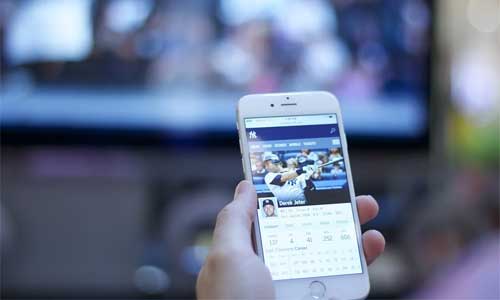 The Massive Contributions of Live Streaming to Sports Fans phone baseball - The Massive Contributions of Live Streaming to Sports Fans